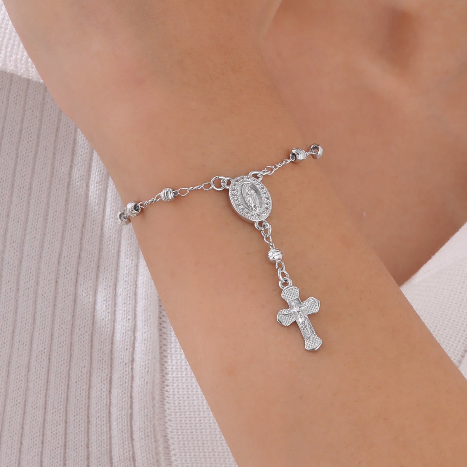 Pulsera con Colgante de Nuestra Señora y Crucifijo: Su Gracia en Tu Muñeca