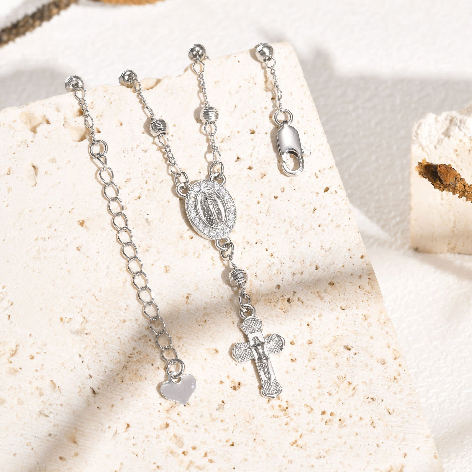Pulsera con Colgante de Nuestra Señora y Crucifijo: Su Gracia en Tu Muñeca