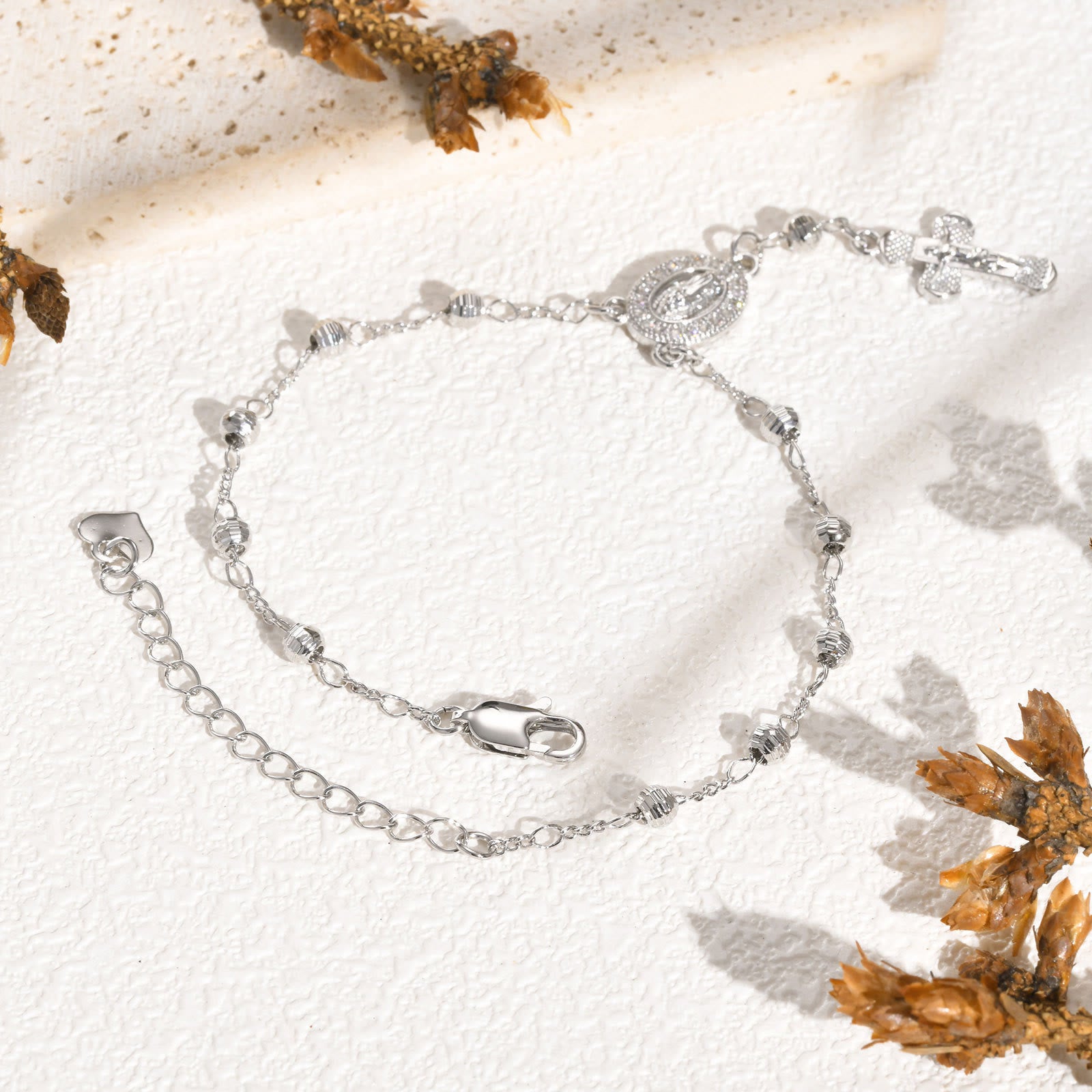 Pulsera con Colgante de Nuestra Señora y Crucifijo: Su Gracia en Tu Muñeca