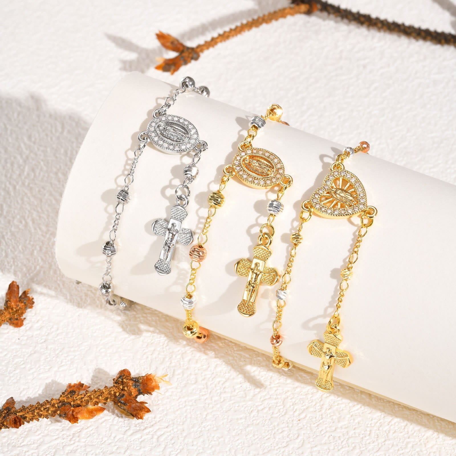 Pulsera con Colgante de Nuestra Señora y Crucifijo: Su Gracia en Tu Muñeca