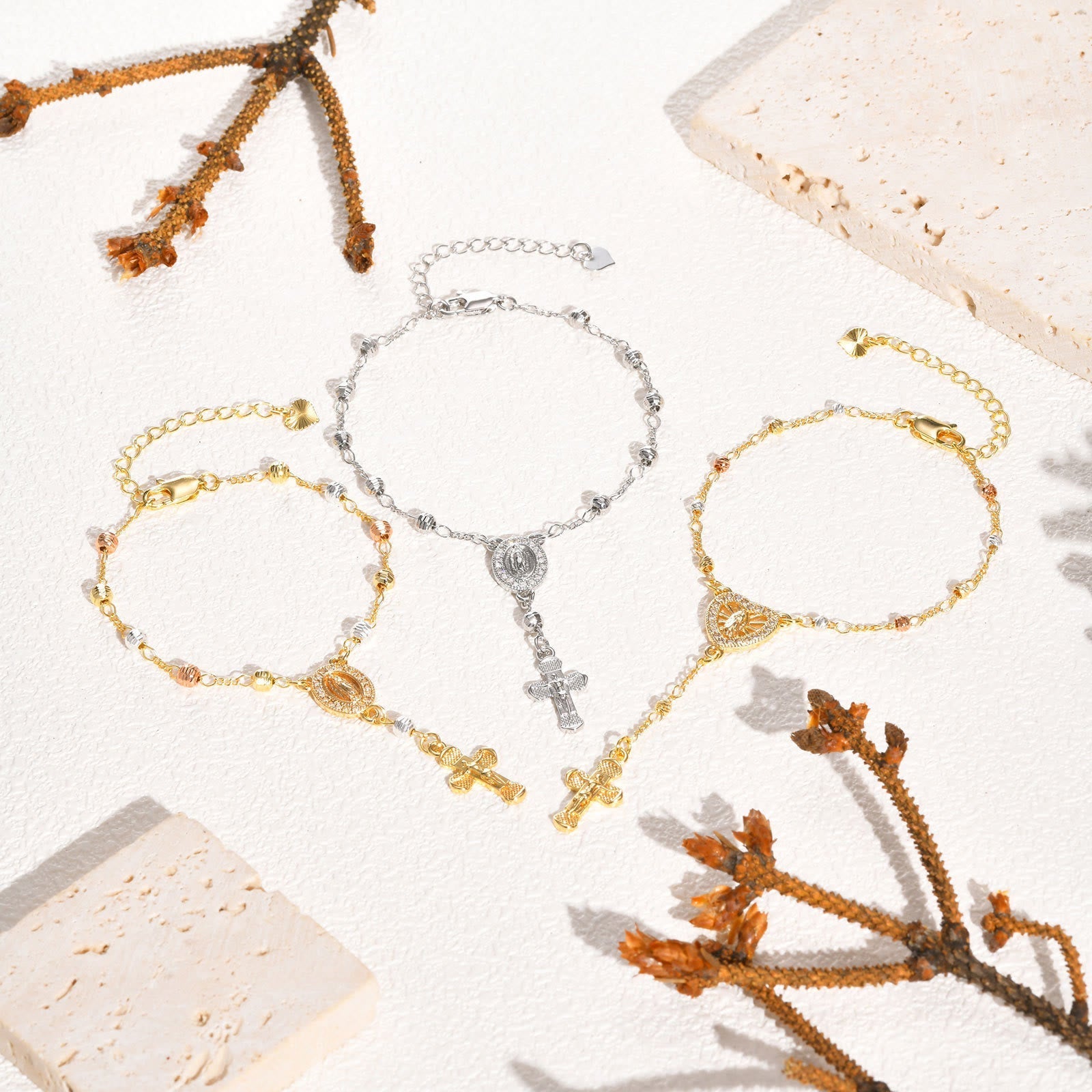 Pulsera con Colgante de Nuestra Señora y Crucifijo: Su Gracia en Tu Muñeca