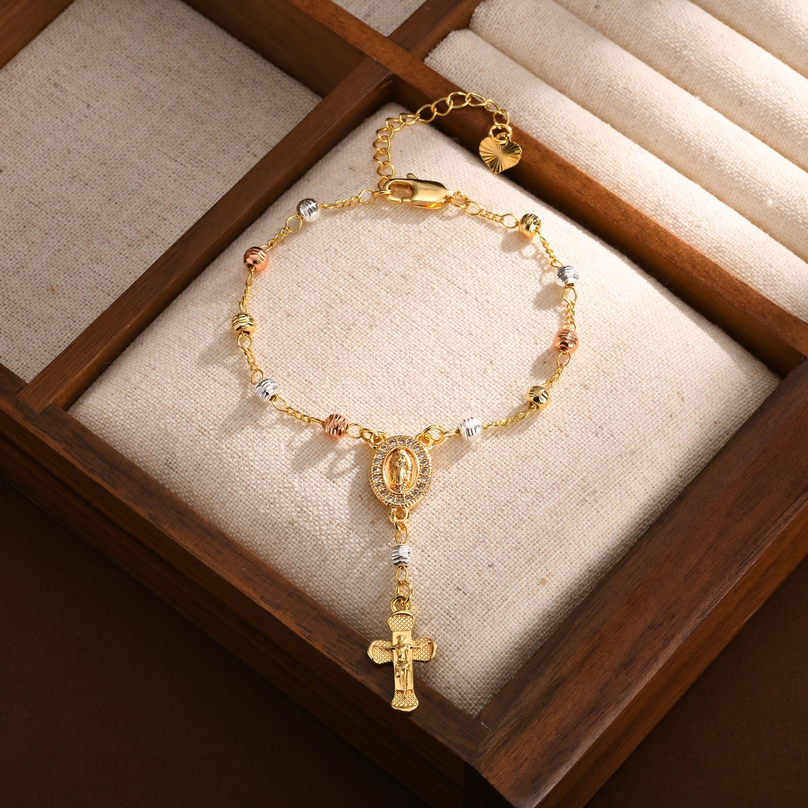 Pulsera con Colgante de Nuestra Señora y Crucifijo: Su Gracia en Tu Muñeca