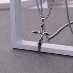 Collar de Metal Pulido con Cruz y Anillo Anidado: Recuerda Su Sujeción Duradera