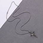 Collar de Metal Pulido con Cruz y Anillo Anidado: Recuerda Su Sujeción Duradera