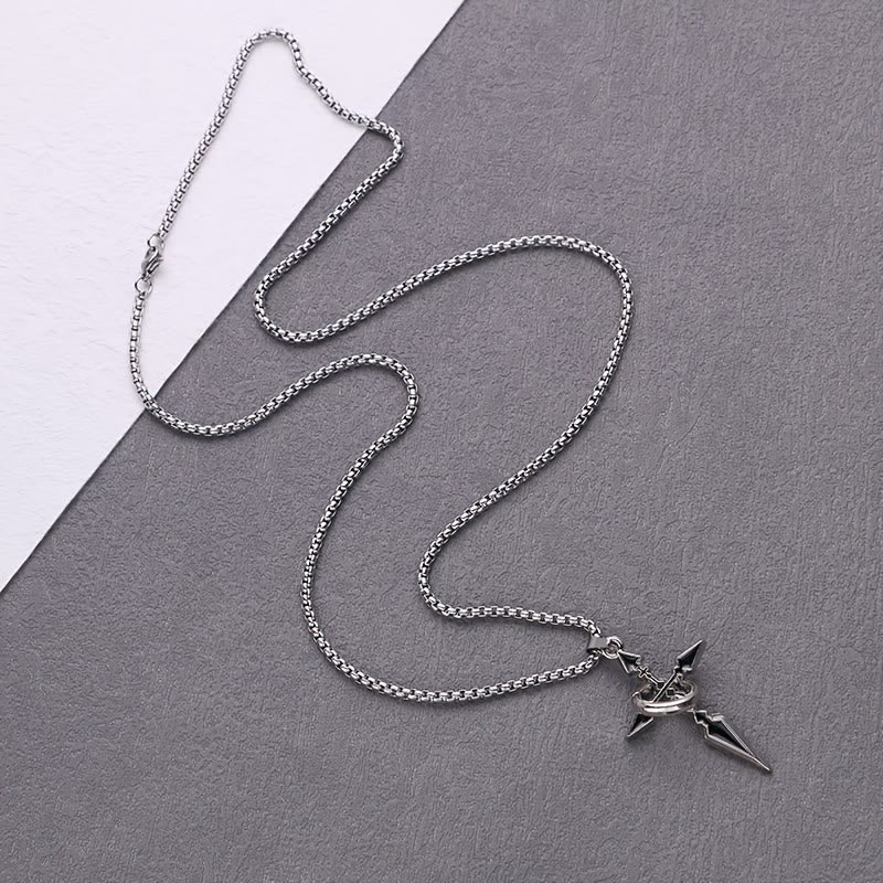Collar de Metal Pulido con Cruz y Anillo Anidado: Recuerda Su Sujeción Duradera