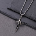 Collar de Metal Pulido con Cruz y Anillo Anidado: Recuerda Su Sujeción Duradera