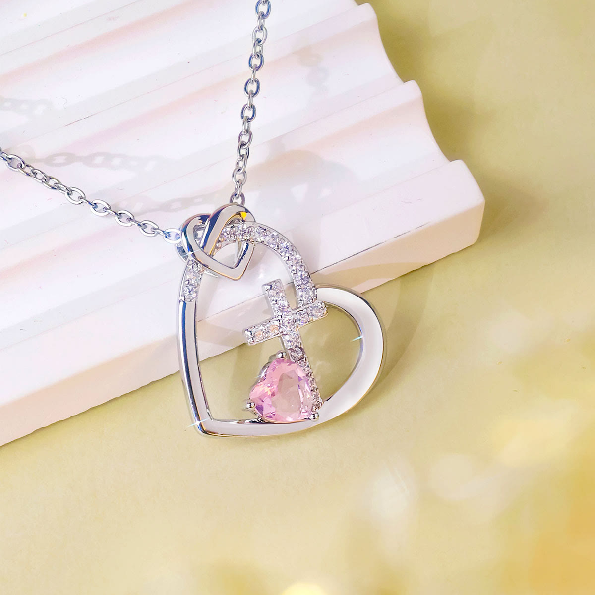Collar Cruz Sagrado con Acento de Color: Un Vínculo Diario con Su Amor