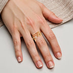 Anillo de Banda Capas con Charm de Cruz Brillante: Recuerda Su Paz Silenciosa
