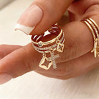 Anillo de Banda Capas con Charm de Cruz Brillante: Recuerda Su Paz Silenciosa