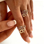 Anillo de Banda Capas con Charm de Cruz Brillante: Recuerda Su Paz Silenciosa