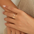 Anillo de Banda Capas con Charm de Cruz Brillante: Recuerda Su Paz Silenciosa