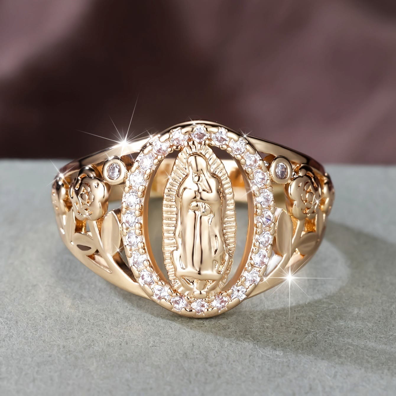 Anillo de Nuestra Señora con Zircón Envolvente y Acentos Florales: Encarnar Su Dulce Gracia