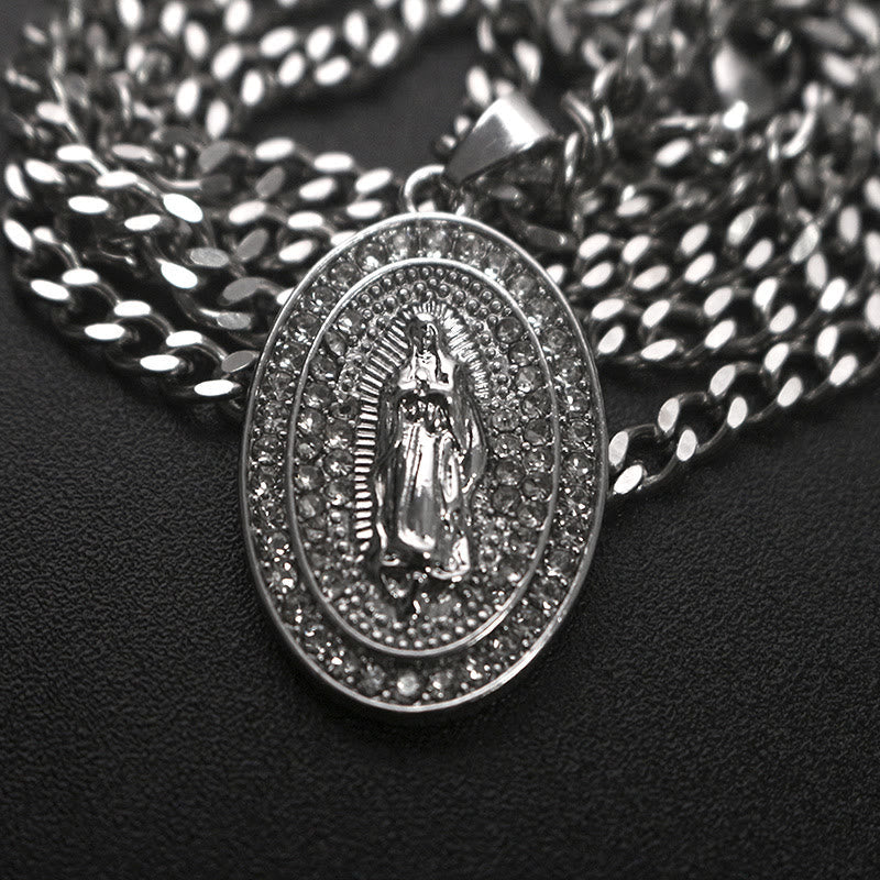 Collar con Medallón Ovalado de Nuestra Señora: Encarnando Su Dulce Intercesión