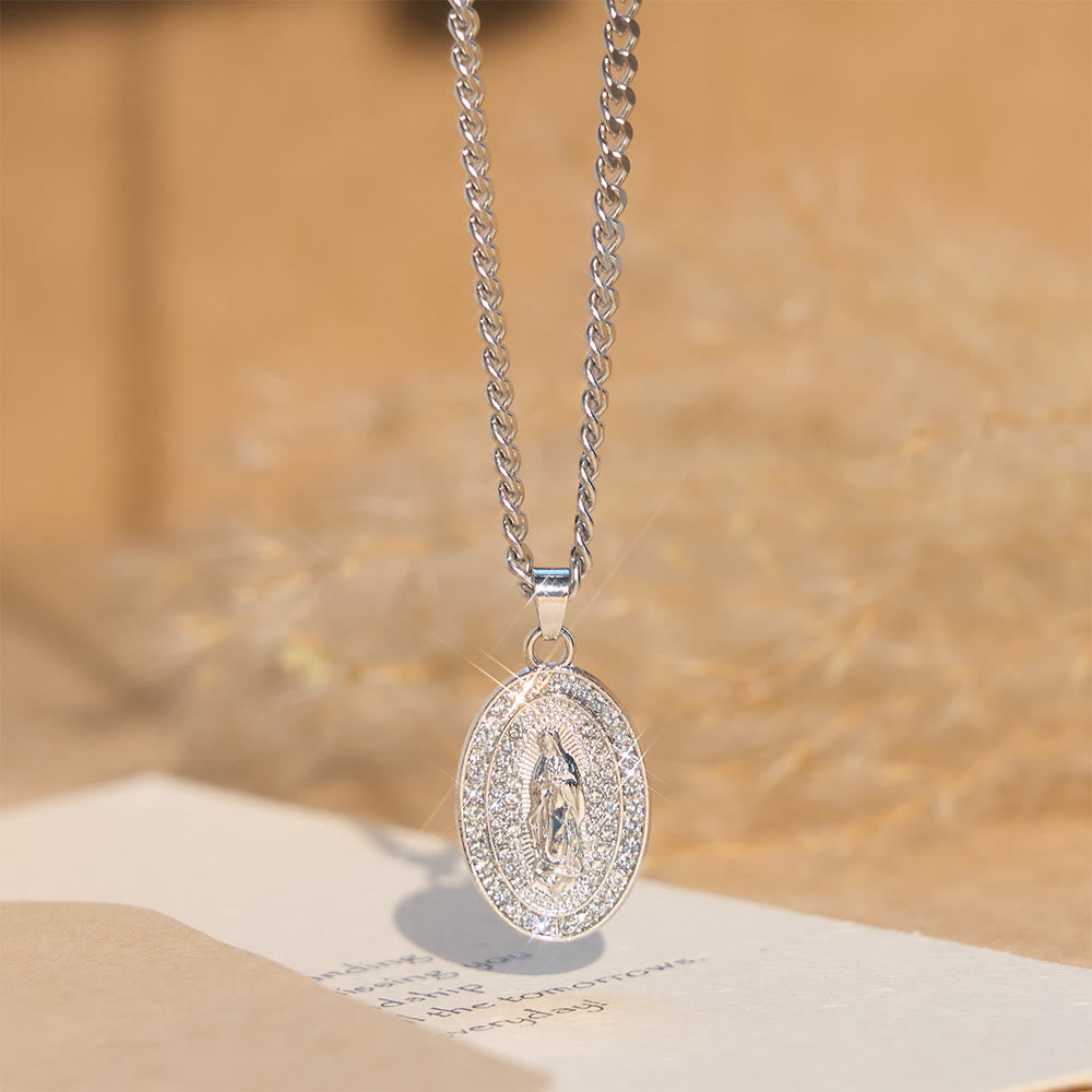 Collar con Medallón Ovalado de Nuestra Señora: Encarnando Su Dulce Intercesión
