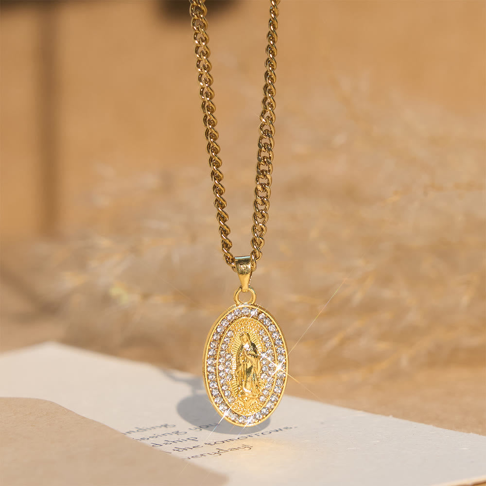 Collar con Medallón Ovalado de Nuestra Señora: Encarnando Su Dulce Intercesión