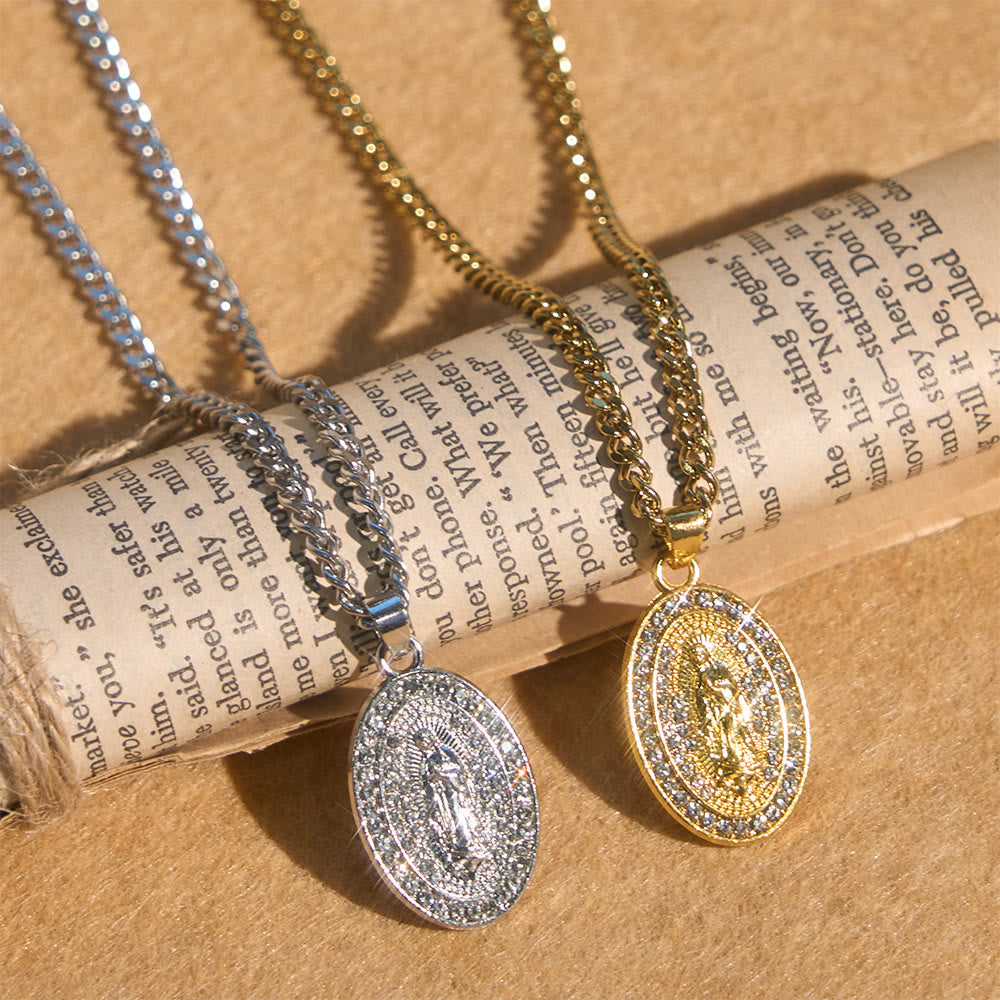 Collar con Medallón Ovalado de Nuestra Señora: Encarnando Su Dulce Intercesión