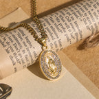 Collar con Medallón Ovalado de Nuestra Señora: Encarnando Su Dulce Intercesión