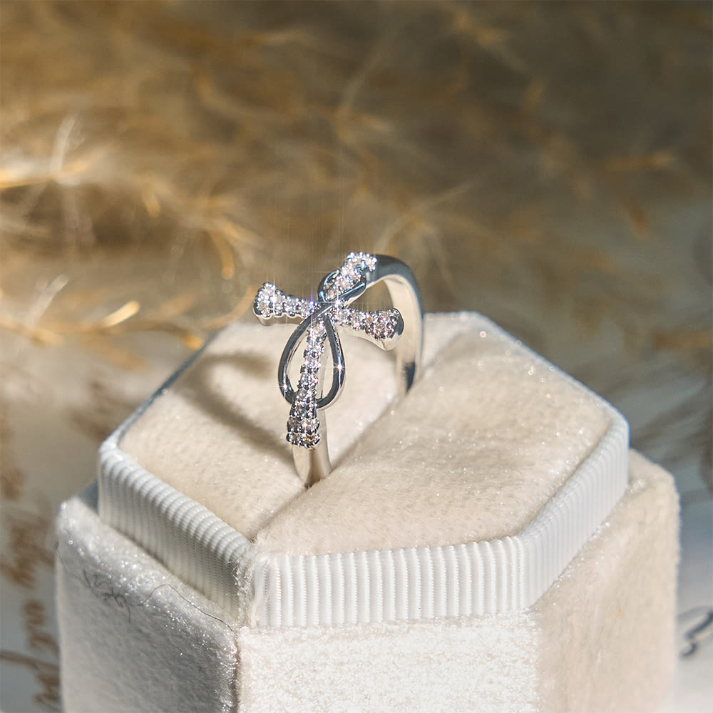 Anillo Cruz Mobius Dorado/Plateado: Lleva Su Gracia en el Uso Diario