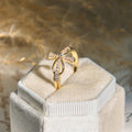 Anillo Cruz Mobius Dorado/Plateado: Lleva Su Gracia en el Uso Diario