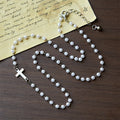 Collar de Perlas Blancas con Cruz: Devoción Elegante y Gracia Fiel