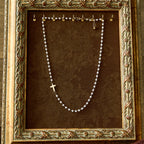 Collar de Perlas Blancas con Cruz: Devoción Elegante y Gracia Fiel