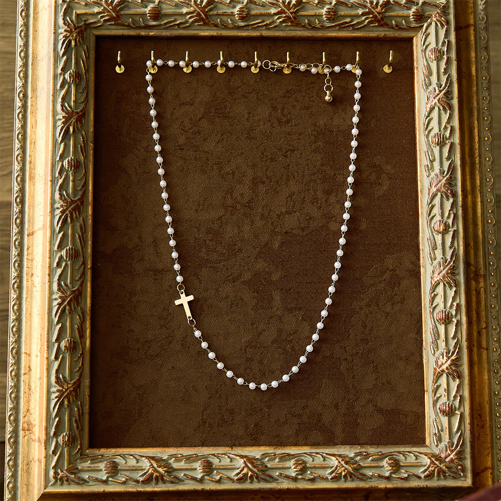 Collar de Perlas Blancas con Cruz: Devoción Elegante y Gracia Fiel
