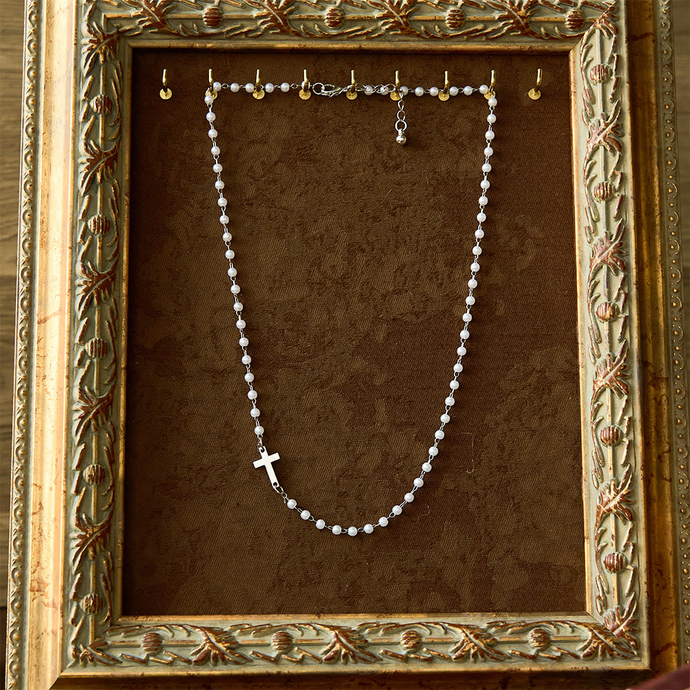 Collar de Perlas Blancas con Cruz: Devoción Elegante y Gracia Fiel