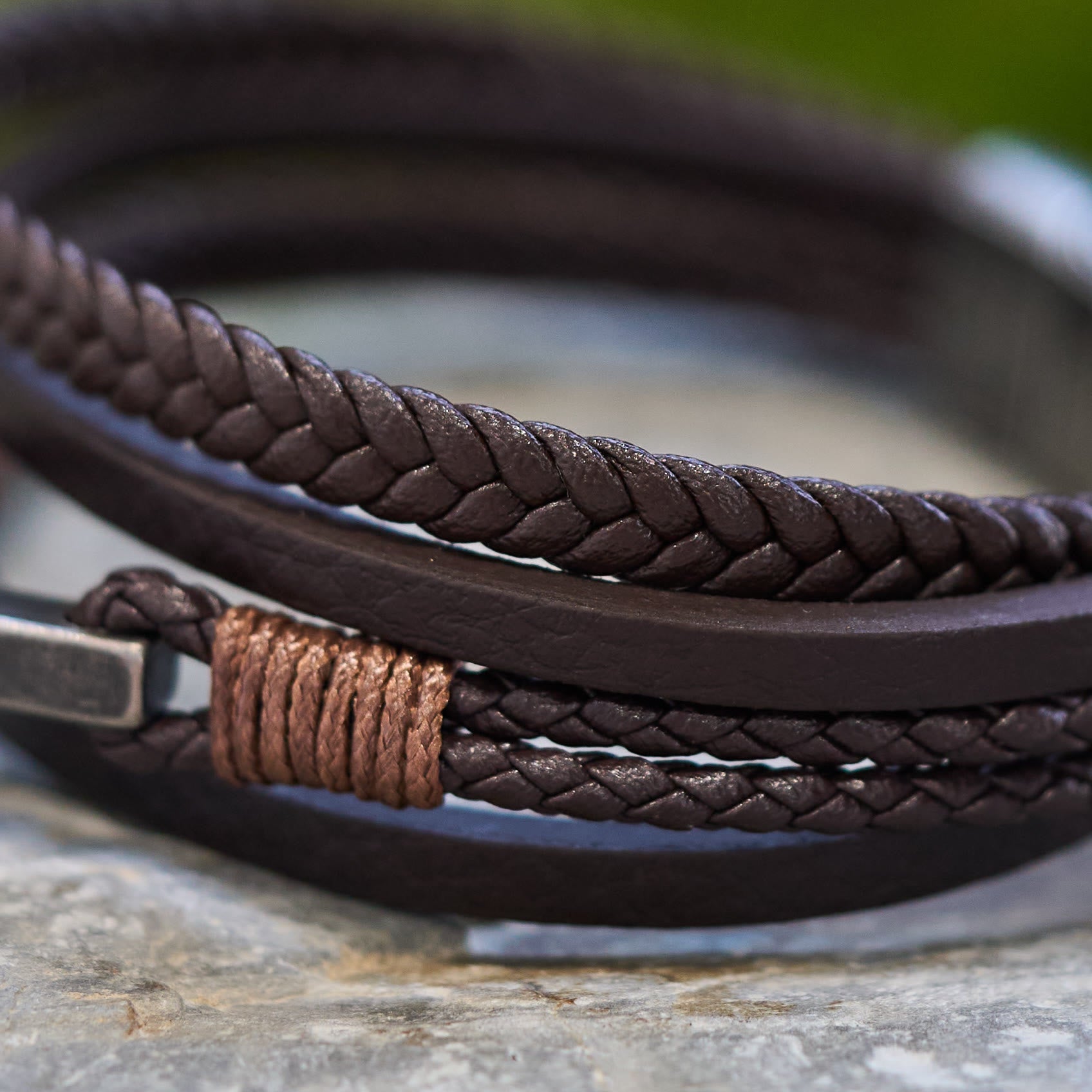 Pulsera de Moda de Acero Inoxidable en Tres Colores y Cuero Trenzado