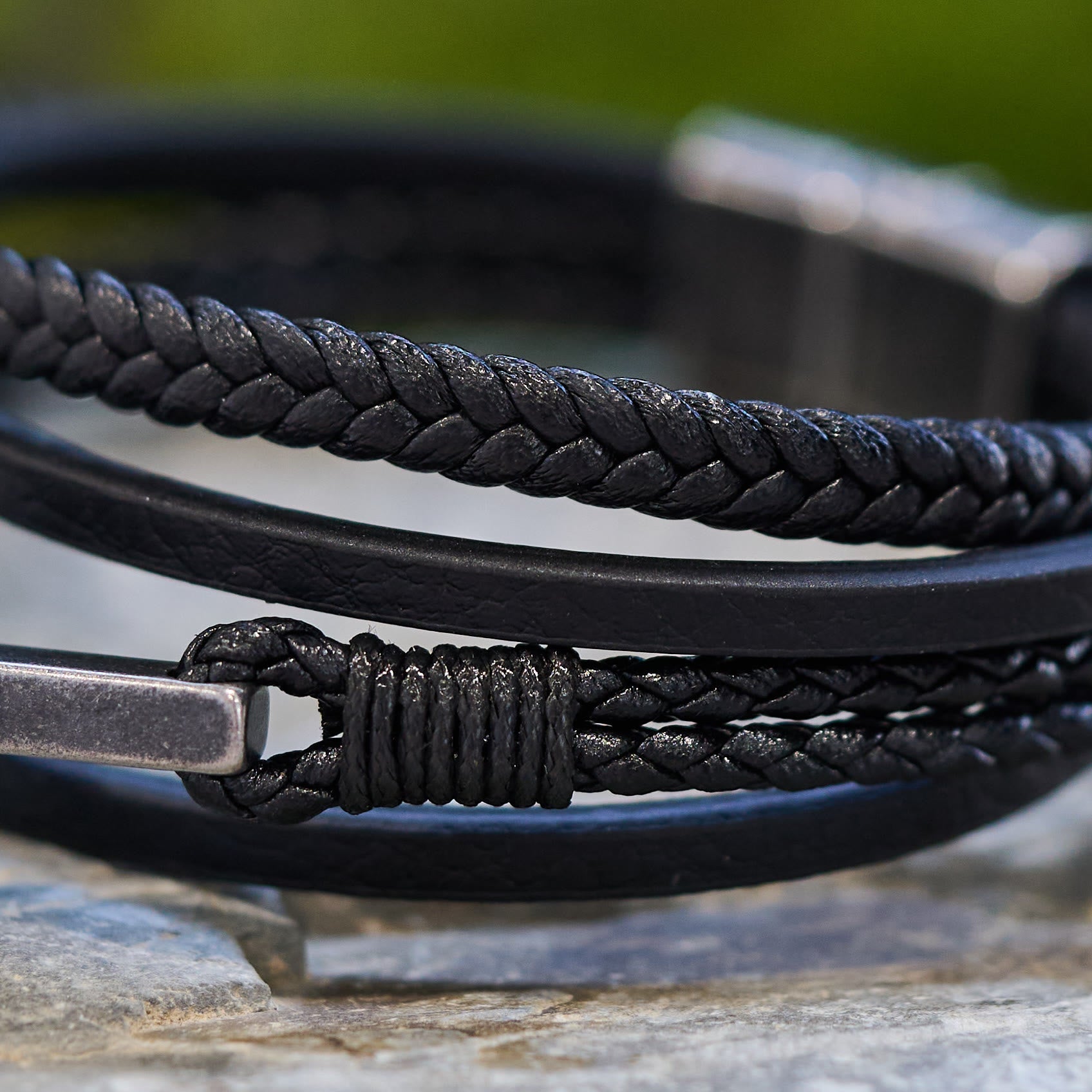 Pulsera de Moda de Acero Inoxidable en Tres Colores y Cuero Trenzado