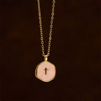 Collar con Colgante de Cruz Geométrica en Tonos Pastel