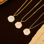 Collar con Colgante de Cruz Geométrica en Tonos Pastel