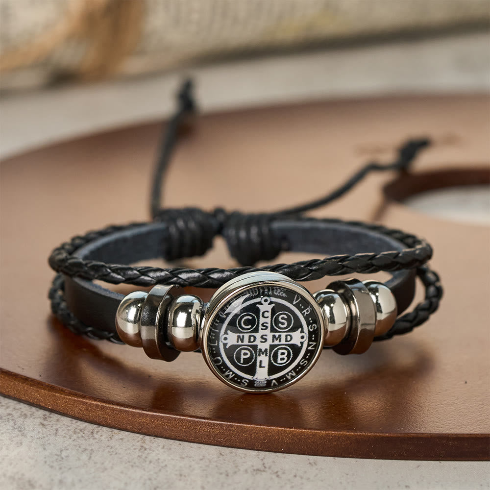 Pulsera Ajustable Multicolor de San Benito: Un Símbolo Contra la Negatividad y el Miedo