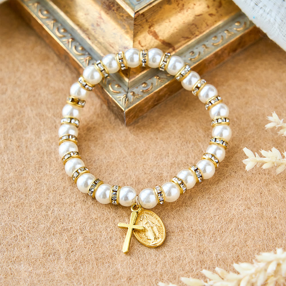Pulsera de Perlas Moderna con Medalla Milagrosa Dorada y Tarjeta de Bendición: Comunión Opulenta