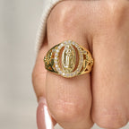 Anillo de Nuestra Señora con Zircón Envolvente y Acentos Florales: Encarnar Su Dulce Gracia