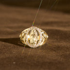 Anillo de Nuestra Señora con Zircón Envolvente y Acentos Florales: Encarnar Su Dulce Gracia