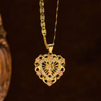 Collar de Nuestra Señora del Corazón con Acento de Rosa: Un Recordatorio Diario de Su Intercesión