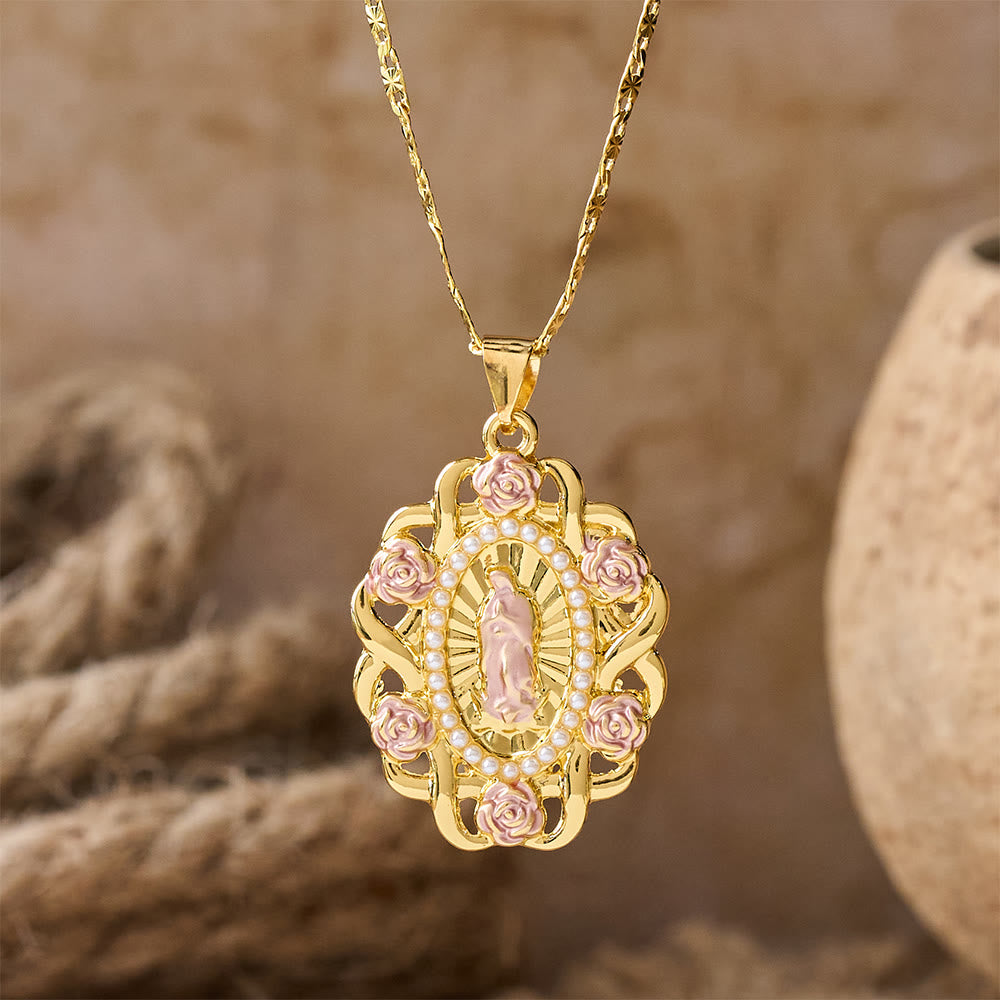 Collar Ovalado de Rosa con Acento de Nuestra Señora: Un Recordatorio Diario de Su Intercesión