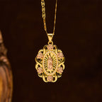 Collar Ovalado de Rosa con Acento de Nuestra Señora: Un Recordatorio Diario de Su Intercesión