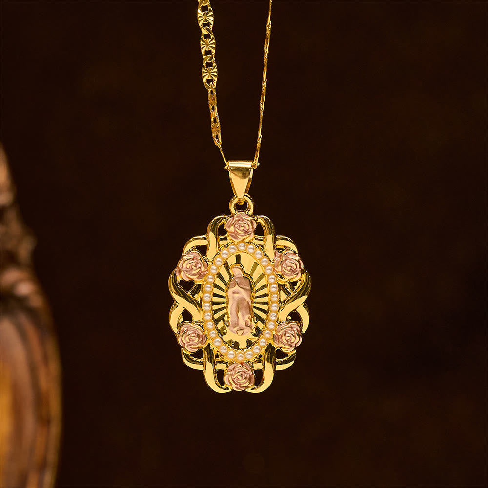 Collar Ovalado de Rosa con Acento de Nuestra Señora: Un Recordatorio Diario de Su Intercesión