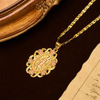 Collar Ovalado de Rosa con Acento de Nuestra Señora: Un Recordatorio Diario de Su Intercesión