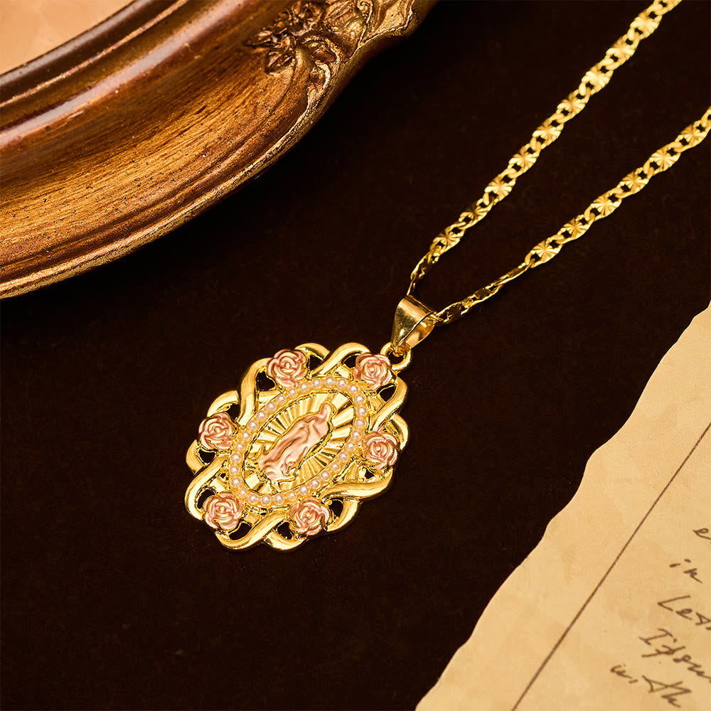 Collar Ovalado de Rosa con Acento de Nuestra Señora: Un Recordatorio Diario de Su Intercesión