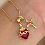 Collar con Colgante del Sagrado Corazón y Cruz de Rosa: Encarnando el Amor Divino y la Gracia Redentora