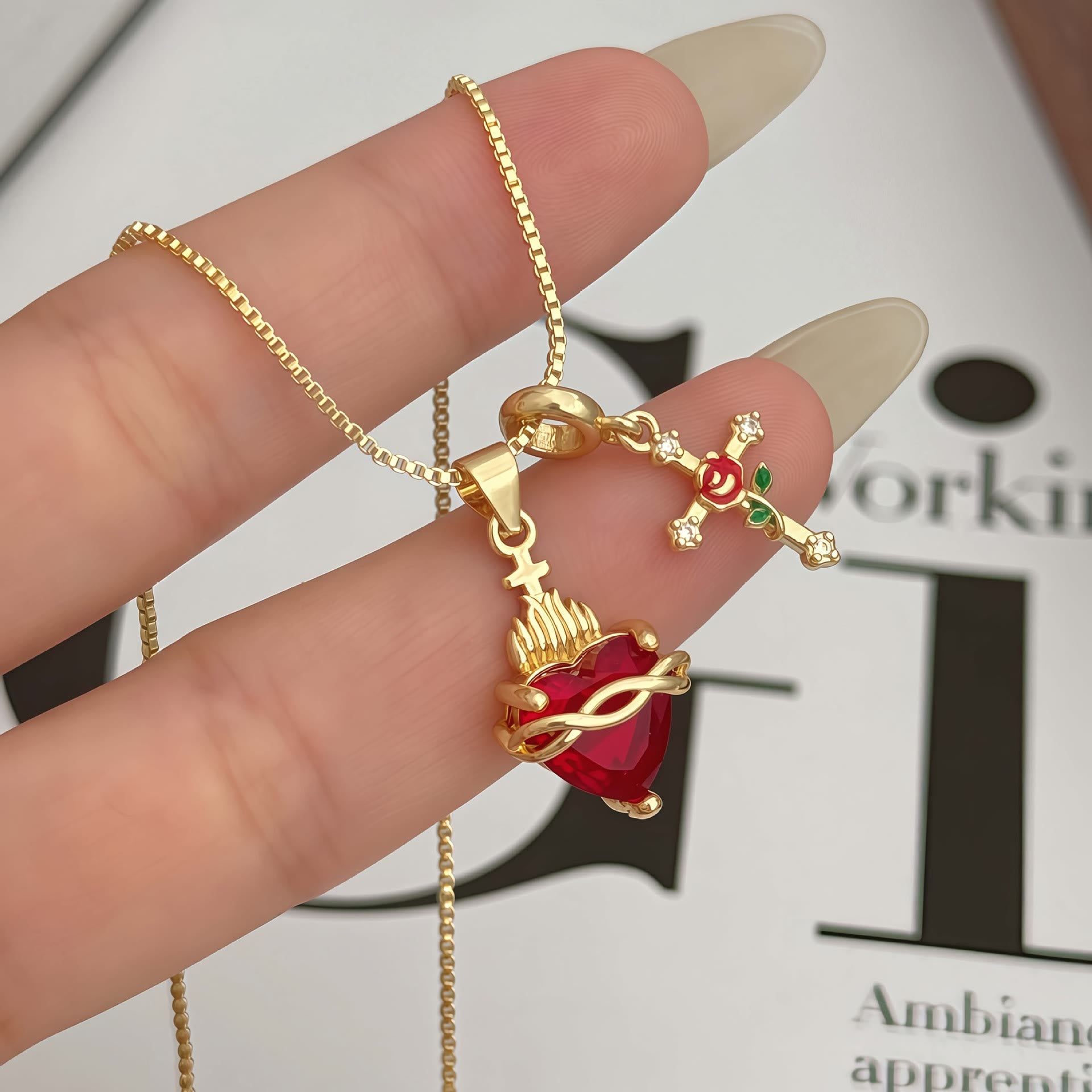 Collar con Colgante del Sagrado Corazón y Cruz de Rosa: Encarnando el Amor Divino y la Gracia Redentora
