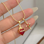 Collar con Colgante del Sagrado Corazón y Cruz de Rosa: Encarnando el Amor Divino y la Gracia Redentora