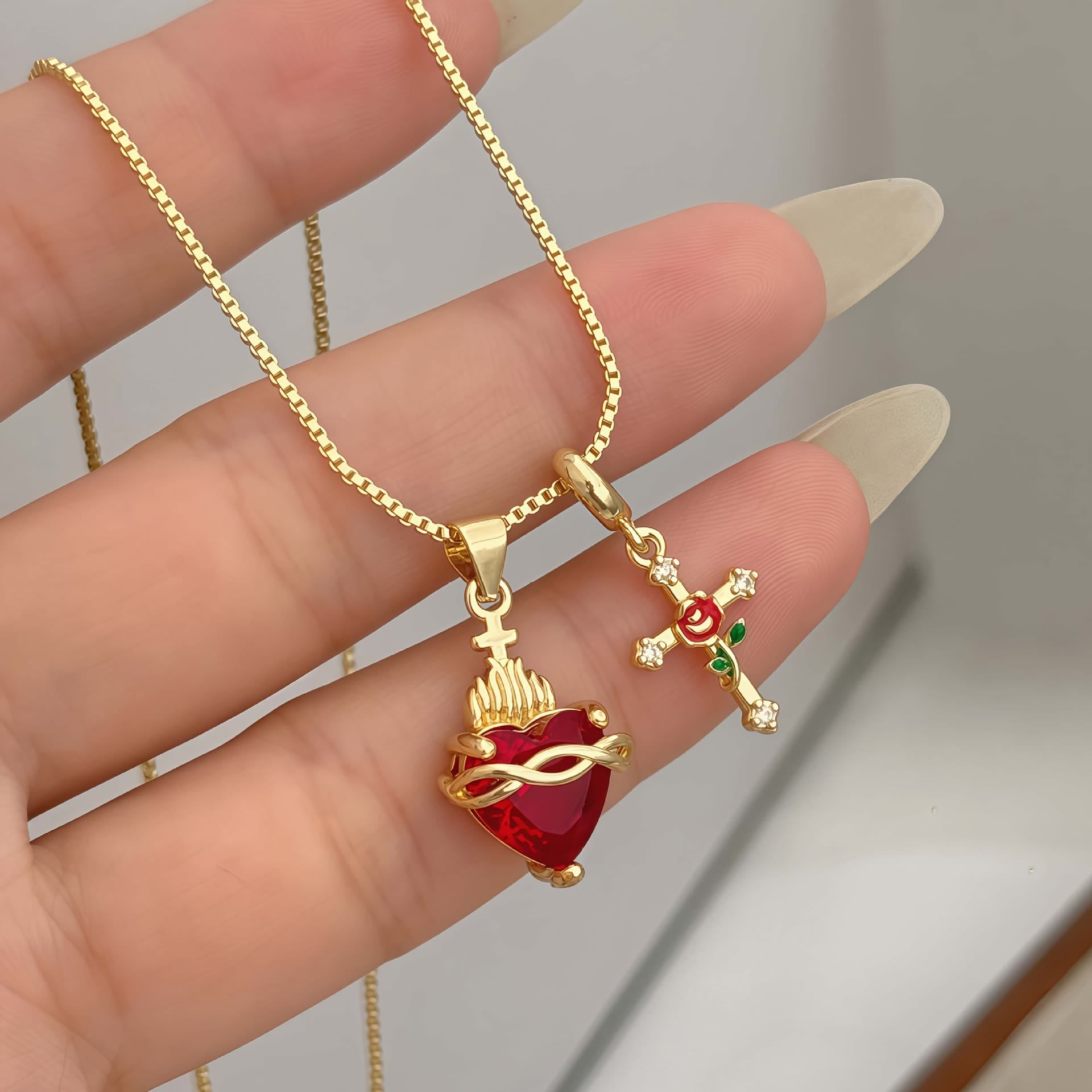 Collar con Colgante del Sagrado Corazón y Cruz de Rosa: Encarnando el Amor Divino y la Gracia Redentora