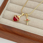 Collar con Colgante del Sagrado Corazón y Cruz de Rosa: Encarnando el Amor Divino y la Gracia Redentora