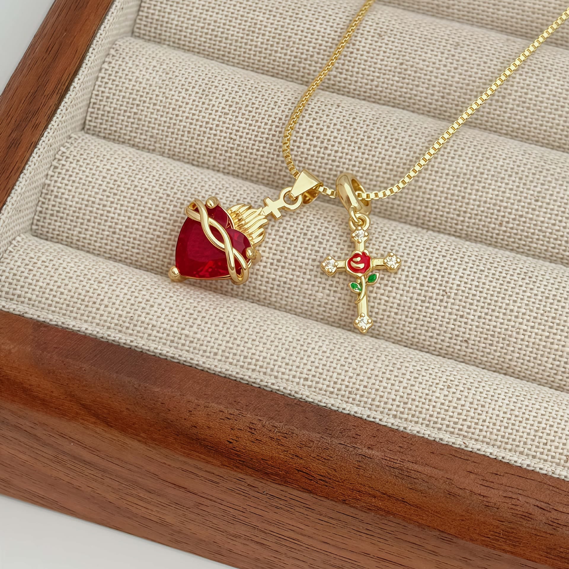 Collar con Colgante del Sagrado Corazón y Cruz de Rosa: Encarnando el Amor Divino y la Gracia Redentora