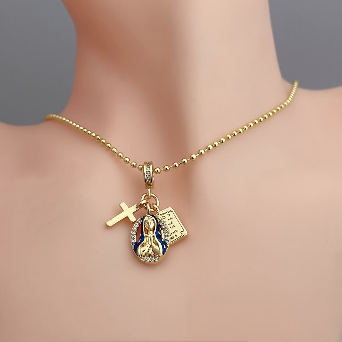 Conjunto de Joyería de la Virgen de la Gracia: Un Símbolo de Devoción Atemporal