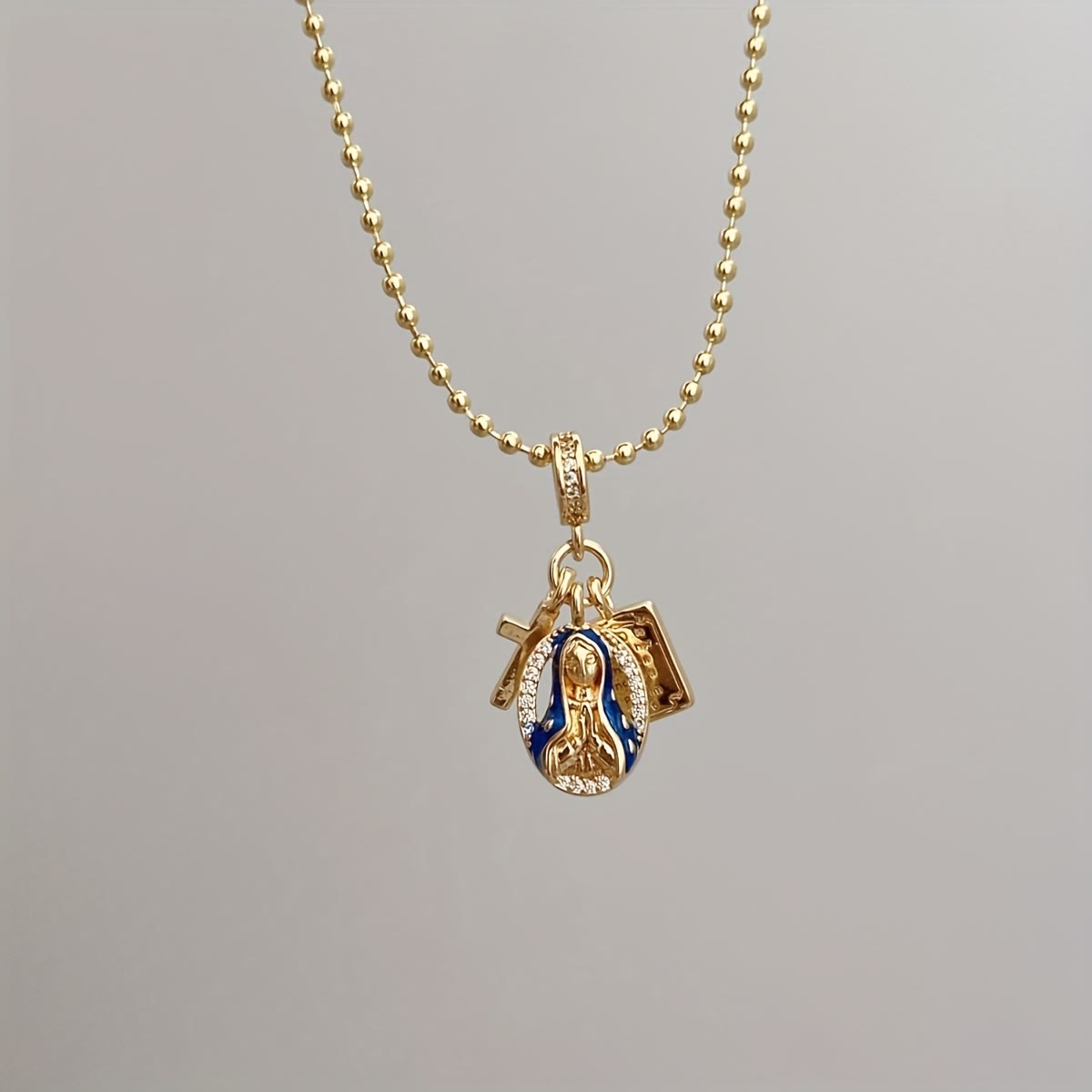 Conjunto de Joyería de la Virgen de la Gracia: Un Símbolo de Devoción Atemporal
