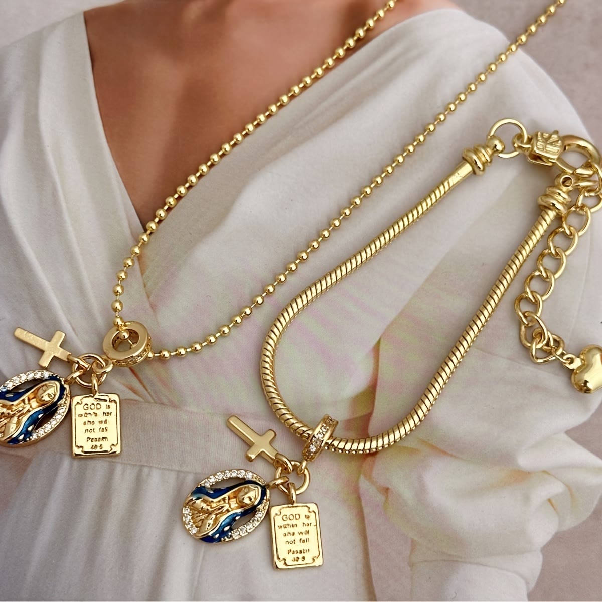 Conjunto de Joyería de la Virgen de la Gracia: Un Símbolo de Devoción Atemporal
